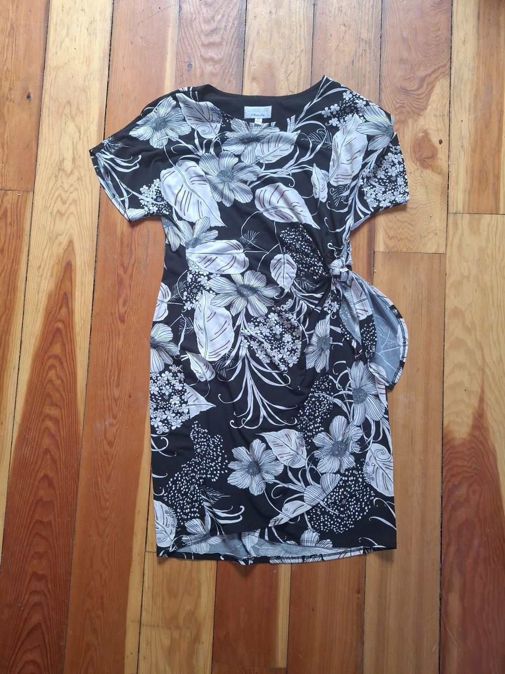 Signature by Robbie Bee Black and White Floral Tie-Side Tunic Dress